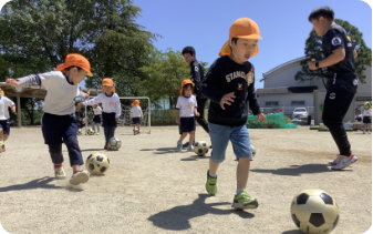 サッカーをする子供たち